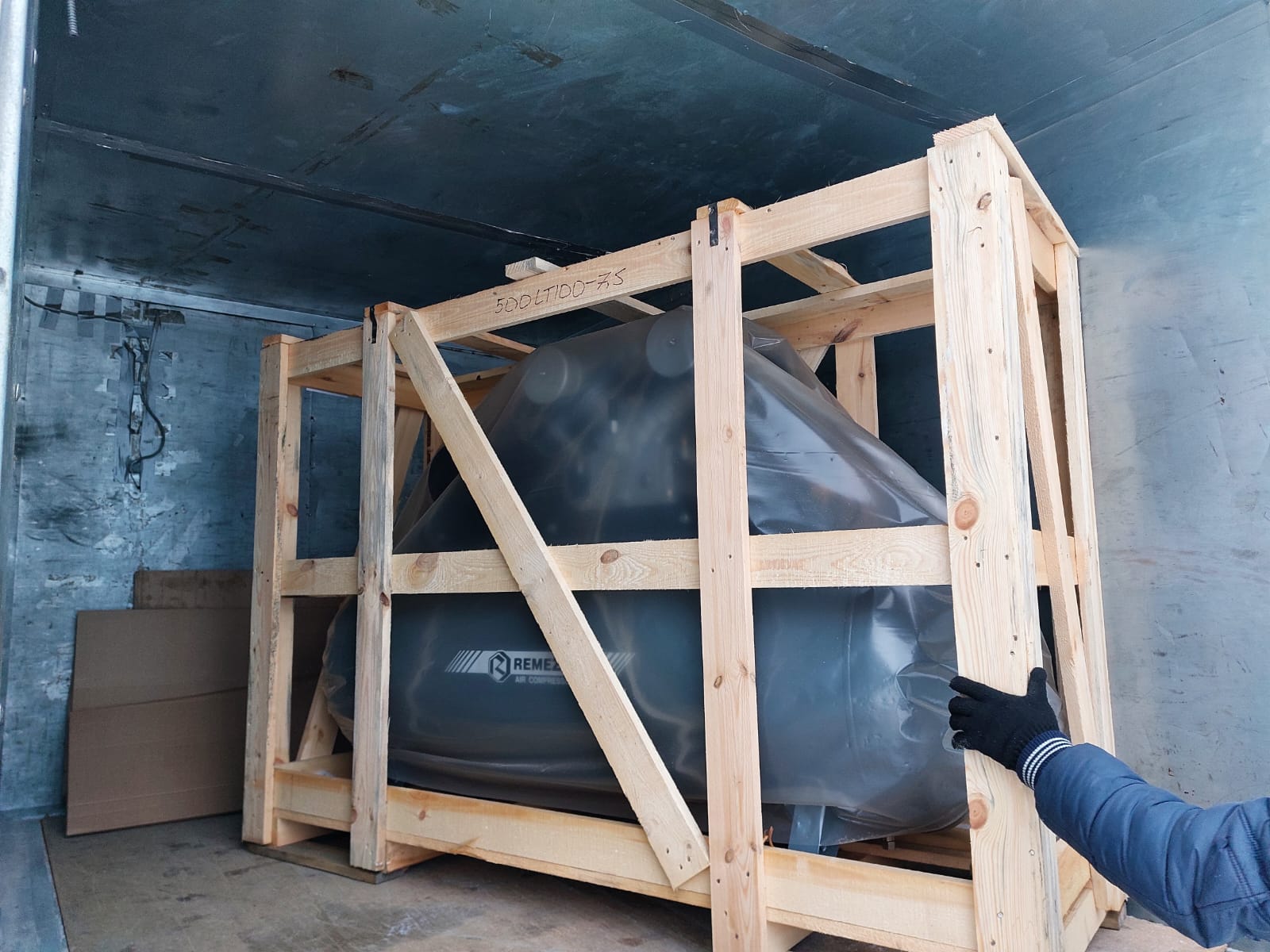 Отгрузка поршневого компрессора Remeza СБ4/Ф-500.LT100-7,5 и ресивера Remeza РВ 900.10.02  в г. Новосибирск